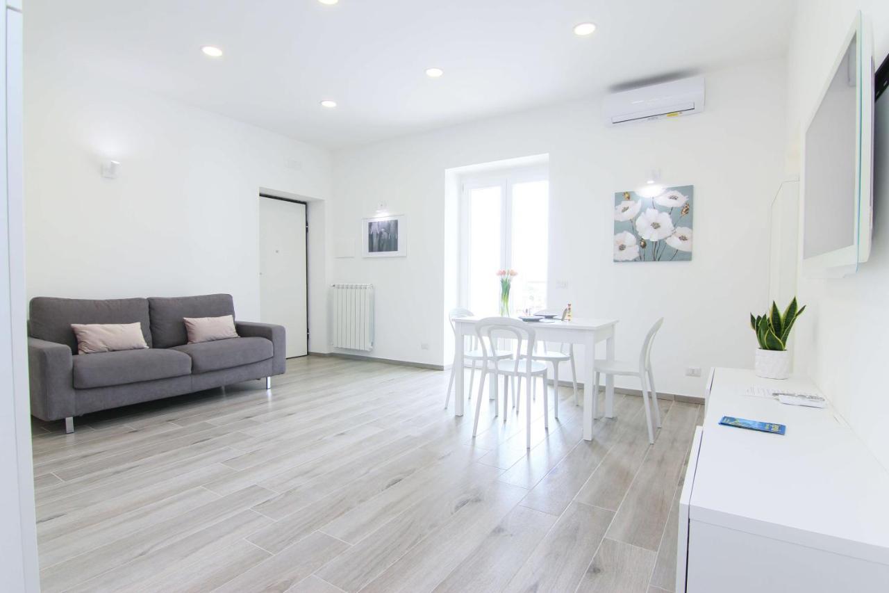 Four White Apartments Аджерола Экстерьер фото
